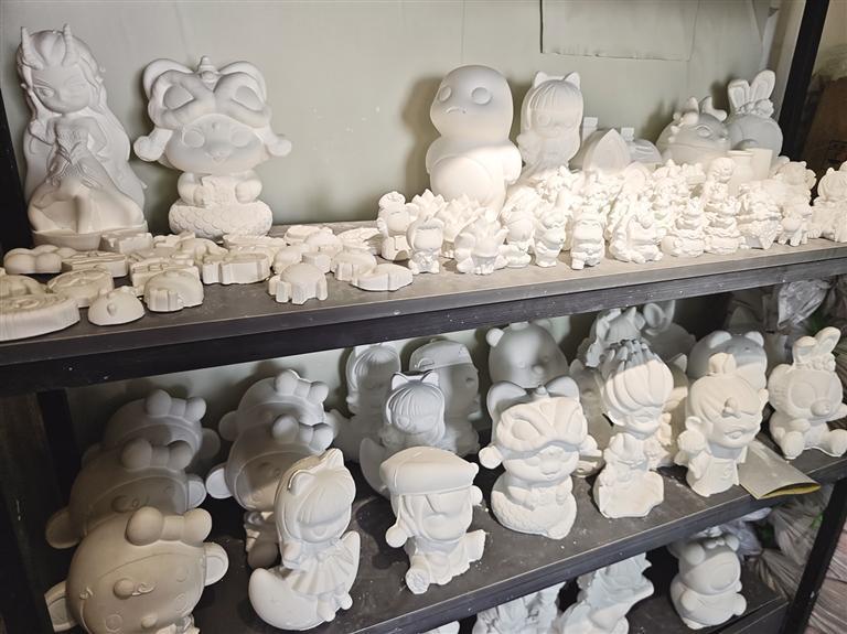 店内摆放的石膏娃娃