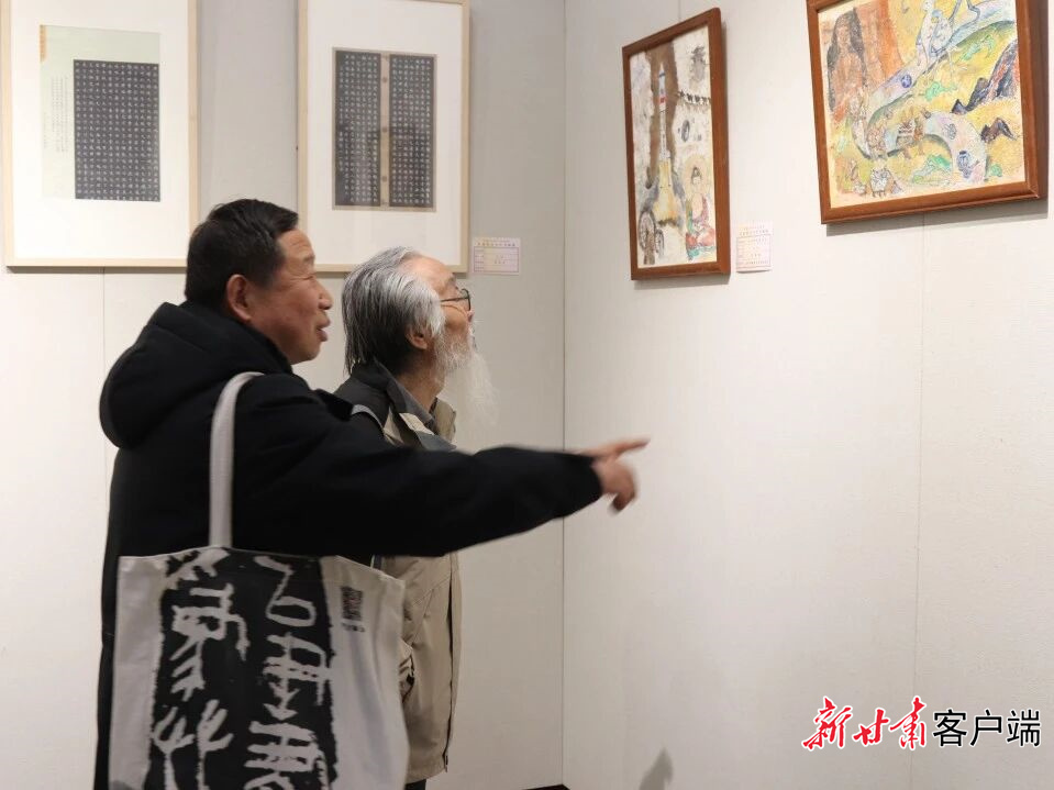观众驻足欣赏青少年书画作品展(图片来自平凉市文化馆)