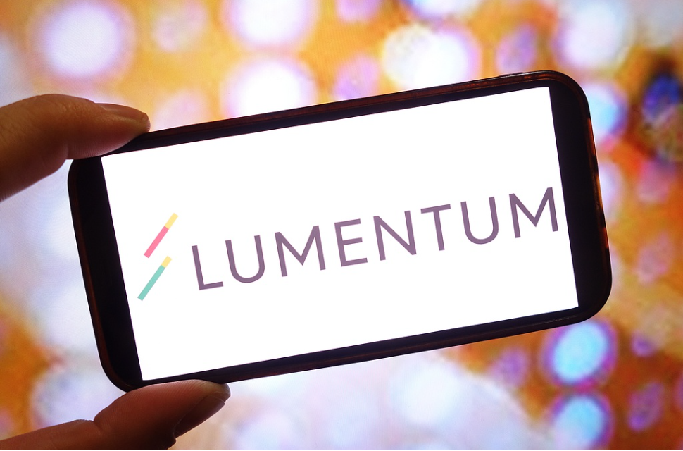 美股收盘：三大指数连跌两天 光通信逆市走强 闪迪续刷新高