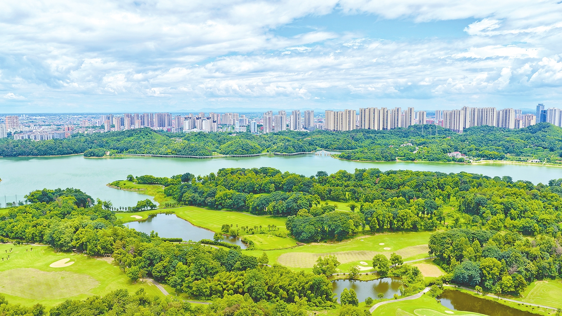 近年来，益阳市中心城区建成区通过拆违建绿、见缝插绿，新增绿地30万平方米，公园绿地服务半径覆盖率达85.63%。钟浩/摄