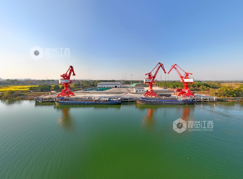 2026年3月14日，江西赣江泰和沿溪综合货运码头，起重机正在作业，一派繁忙的内河航运景象。
