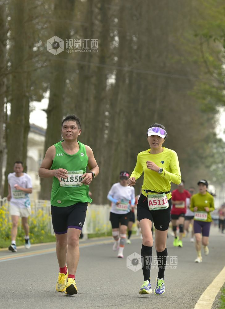 2026年3月15日，南昌半程马拉松开赛，选手们并肩奔跑，驰骋赛道。