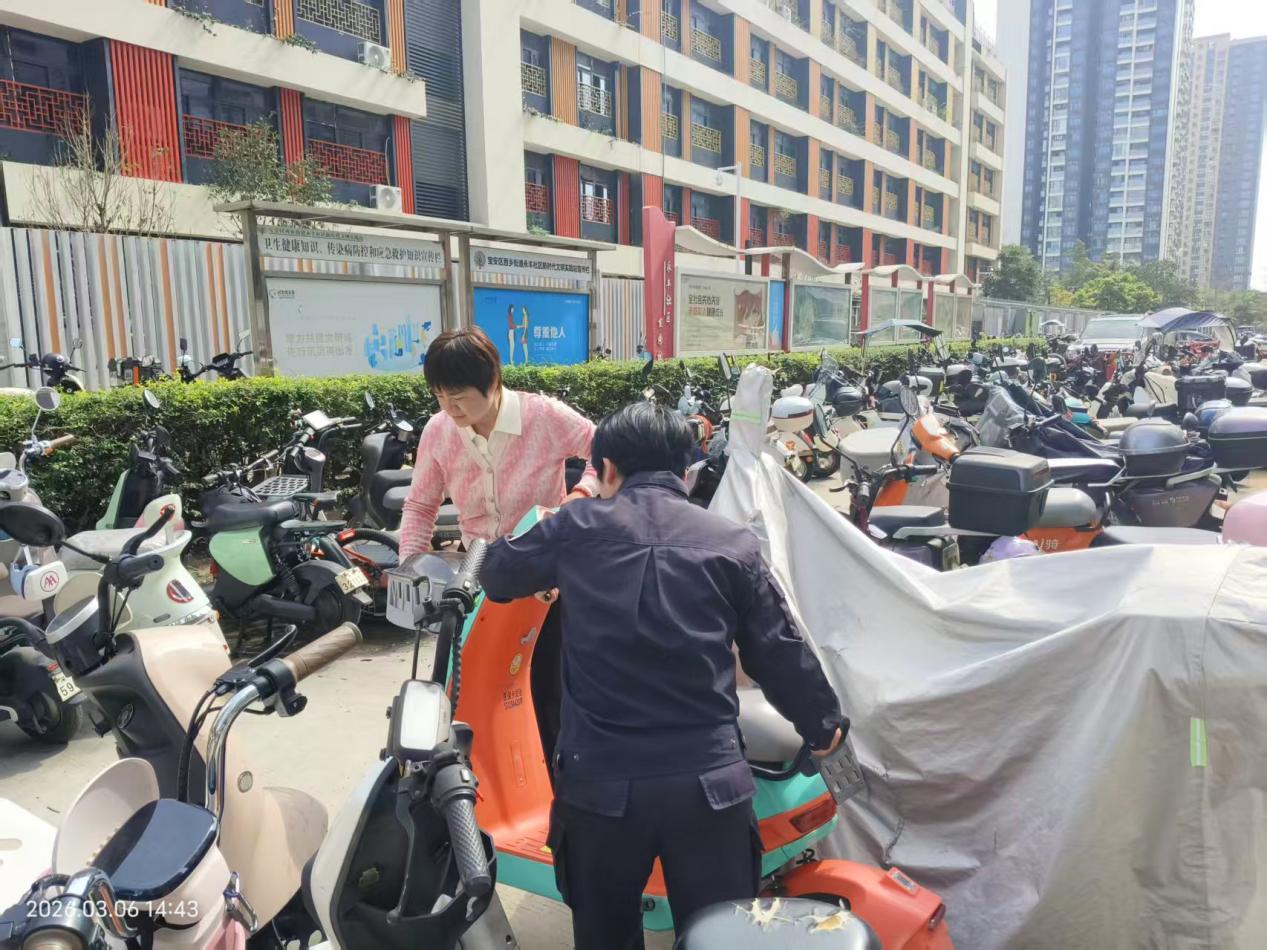 (规整电动车摆放)