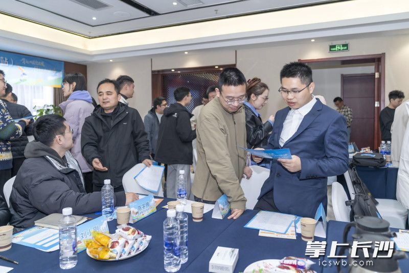 不少博士当场心动，纷纷表示愿扎根长沙，与创新之城共谋未来。 均为长沙晚报特派全媒体记者周数邑摄