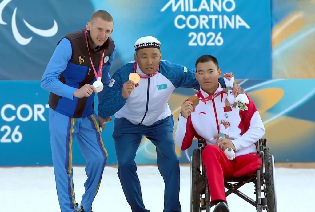 刘子旭(右)赛后与获得冠军(中)、亚军的选手合影留念