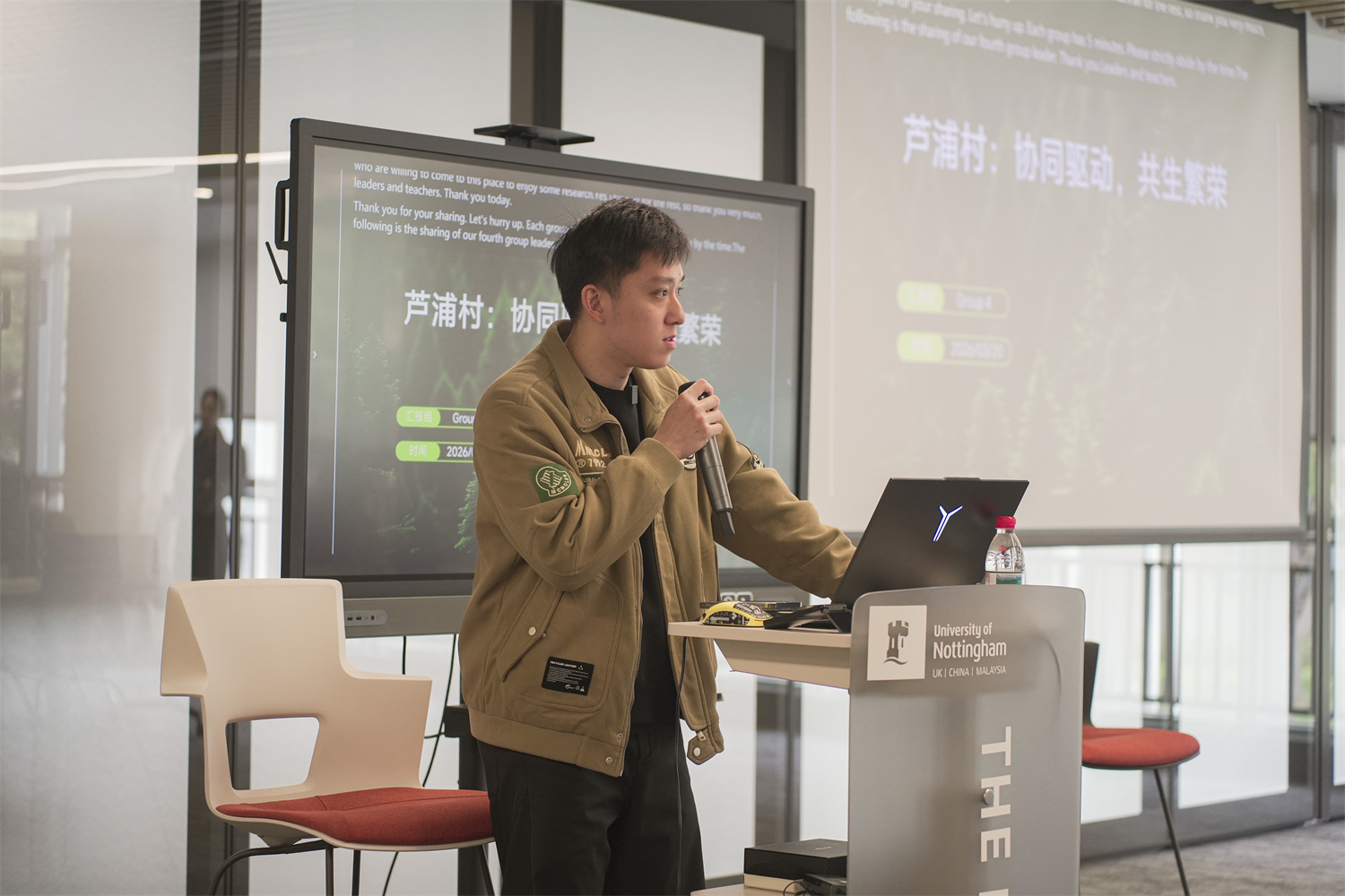 轮值村主任在课题调研期间辅导研究生团队