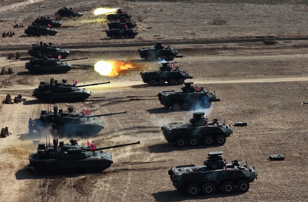 金正恩携女视察坦克兵部队