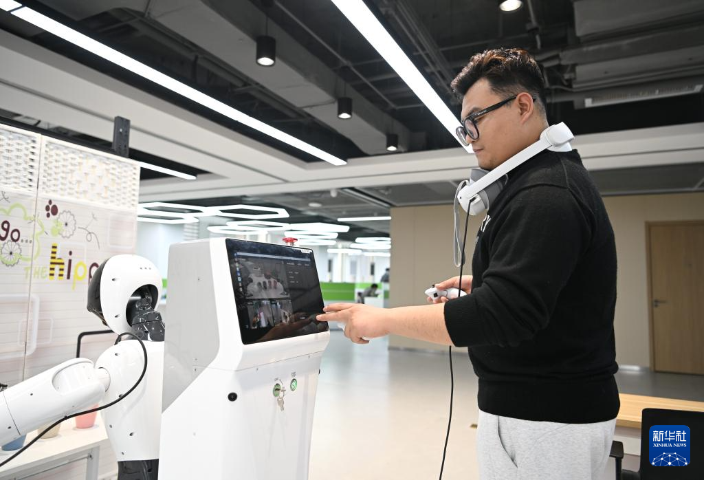 3月17日，在中国雄安集团数字城市科技有限公司具身智能训练场，工作人员采集机器人训练数据。