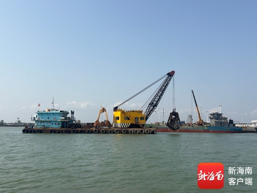 抓斗船“顺达678”轮正在作业。通讯员 黄好睿 摄