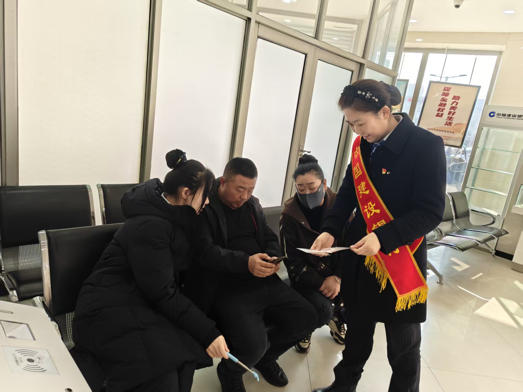 （建设银行宝清轻工支行工作人员邀请客户参与“趣味消保”活动）