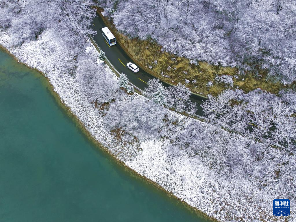 3月18日，旅游车辆行驶在雪后的官鹅沟景区道路上（无人机照片）。