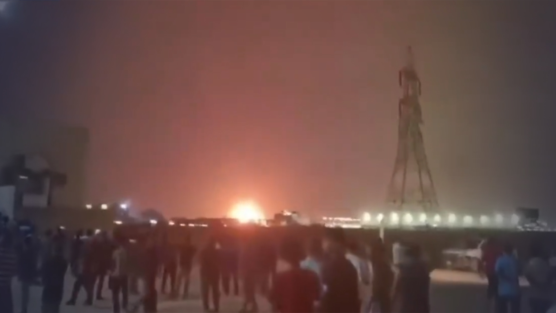 伊朗发起报复行动，袭击与美国相关的石油及能源设施，沙特卡塔尔油气设施遭袭