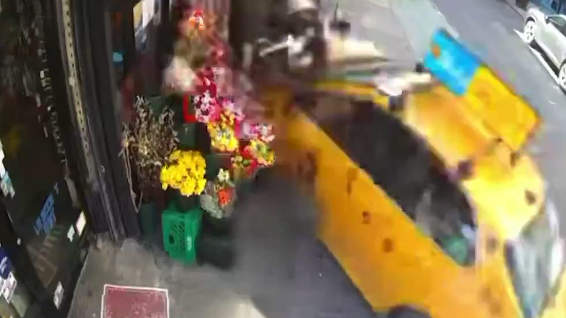 美国纽约失控出租车撞上路边行人，巨大冲力将一人撞飞进地下室