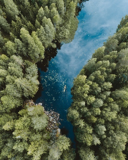 左：在湖上与林间穿行的皮划艇 &copy; Visit Saimaa