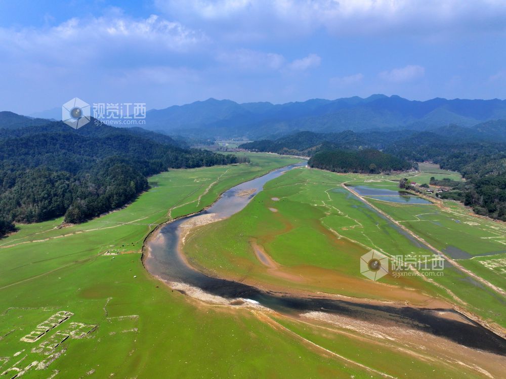 2026年3月10日，江西省吉安市泰和县桥头镇南车灌区，灌区水系蜿蜒流经田园，为春耕春灌带来源源不断的生态活水。