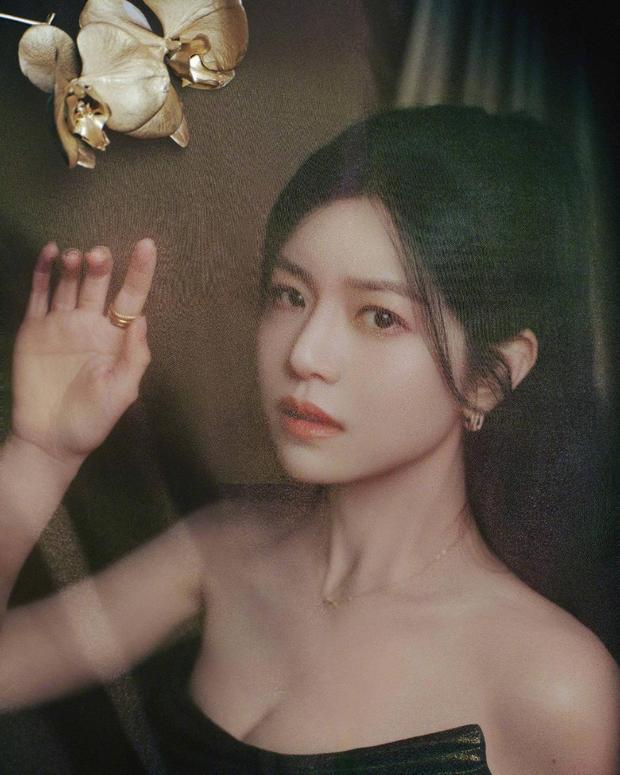 陈妍希的五官精致，美貌养眼。