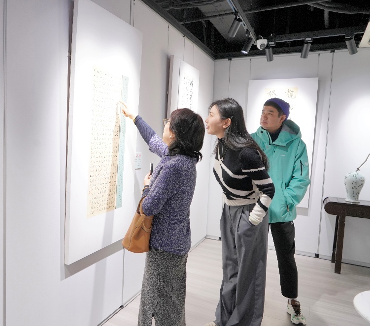 袁俊平（右）、孙岚（中）和张泳观展