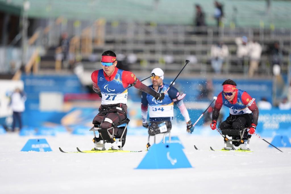 中国选手王涛(左一)在比赛中