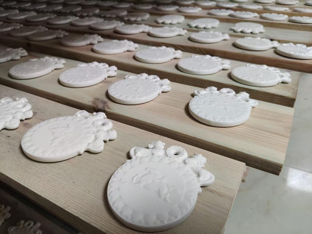 3月13日，烧制出窑的定瓷奖牌在进行阴干。新华社记者 杨帆 摄