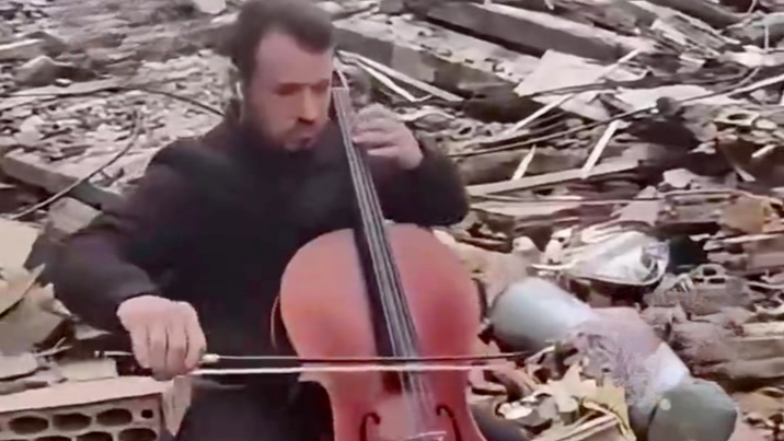 以色列能炸毁楼房，但带不走我们的尊严！黎巴嫩音乐家废墟中拉响大提琴，感动全球网友