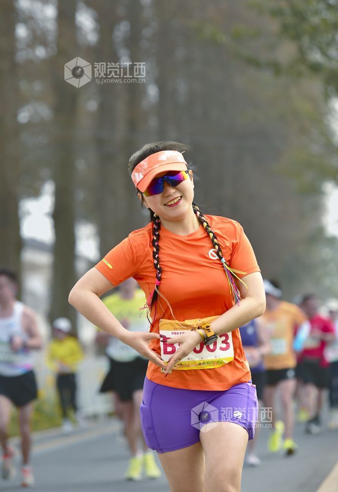 2026年3月15日，南昌半程马拉松开赛，参赛女选手比心致意，活力满满。