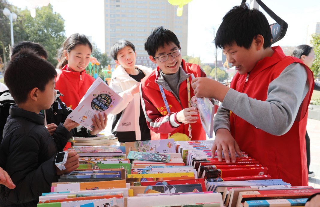 抚州东乡：爱心义卖 情暖校园（图）