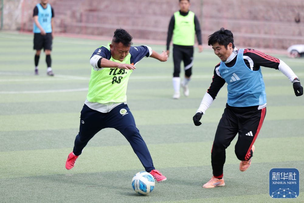 3月17日，足球爱好者在兰州市体育公园的足球场踢球。