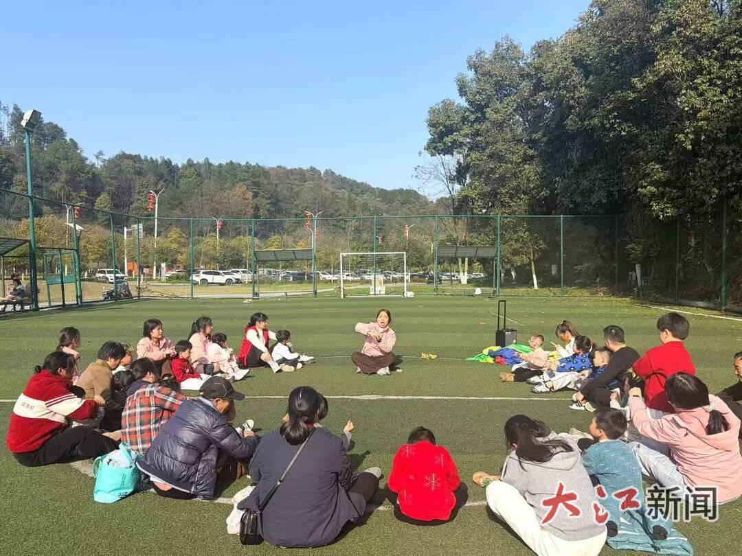 宜春市星光儿童成长服务中心，孩子们在操场玩耍