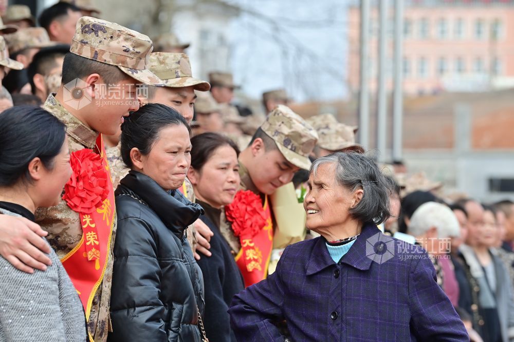 2026年3月15日，江西省宜春市万载县举行2026年上半年新兵入伍欢送仪式，入伍新兵与亲人告别。