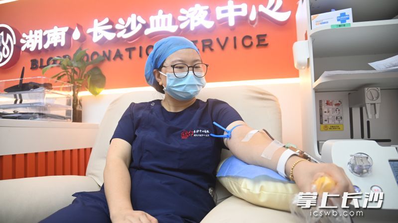 医务人员在中心医院献血屋参与献血。