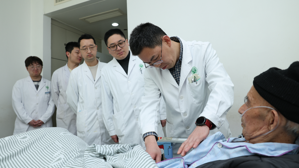 出院前，余泽前副主任医师带领团队为患者术后恢复检查。 张鑫摄