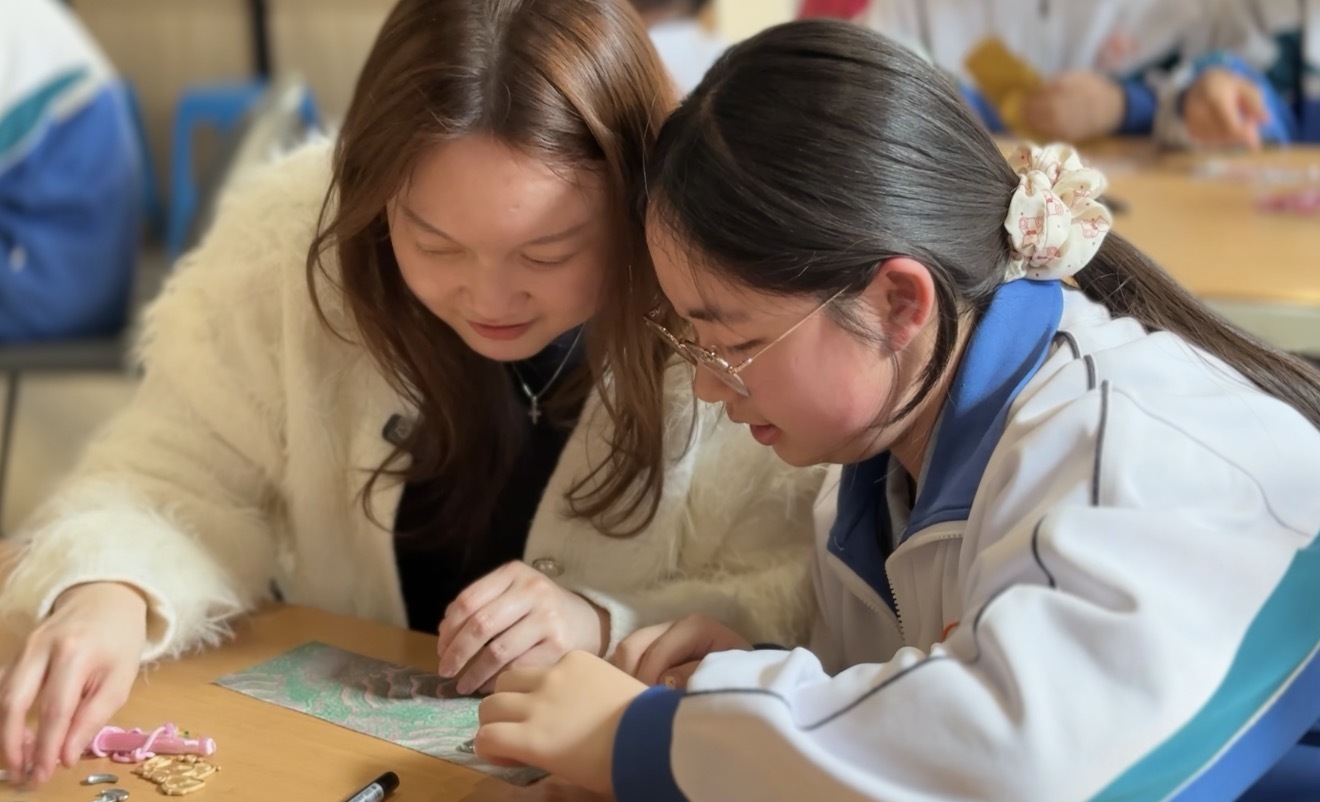 留学生与兰州市第八中学学子共同完成宋锦小马