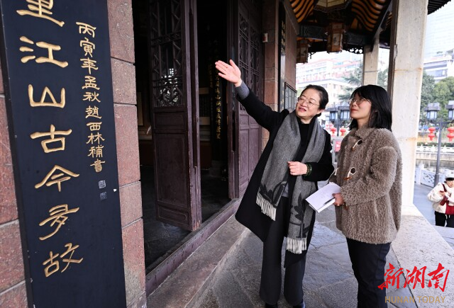 付宏（左）为湖南日报记者解联。