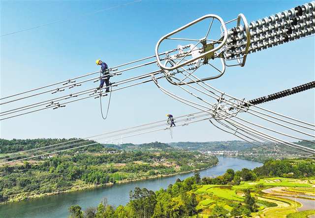 合川区沙鱼镇，哈密—重庆&plusmn;800千伏特高压直流输电工程，运检员工开展走线验收。（资料图片）记者 张锦辉 摄/视觉重庆