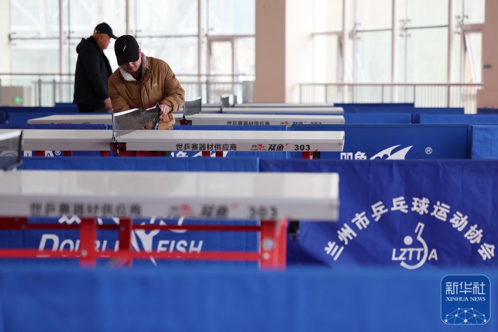 3月18日，工作人员在改造完成即将投用的兰州市全民健身中心检查运动器材。