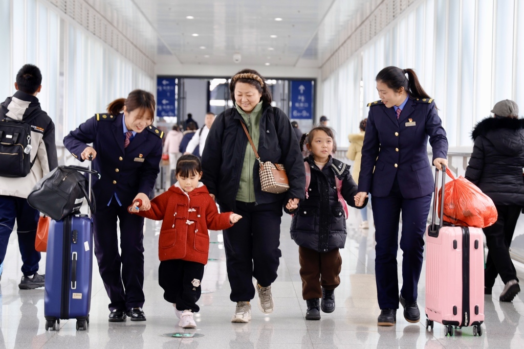 饶车务段景德镇北站工作人员引导旅客换乘。国铁南昌局 供图