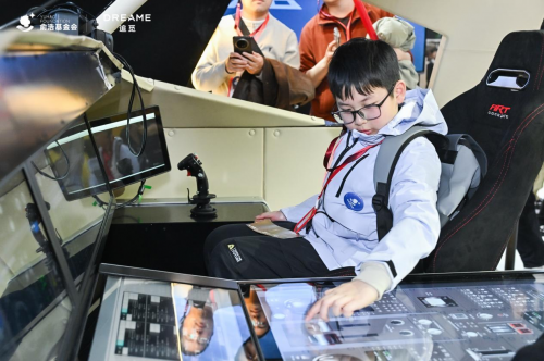 图：AWE追觅宇宙展馆“小小科学家”体验飞机驾驶模拟