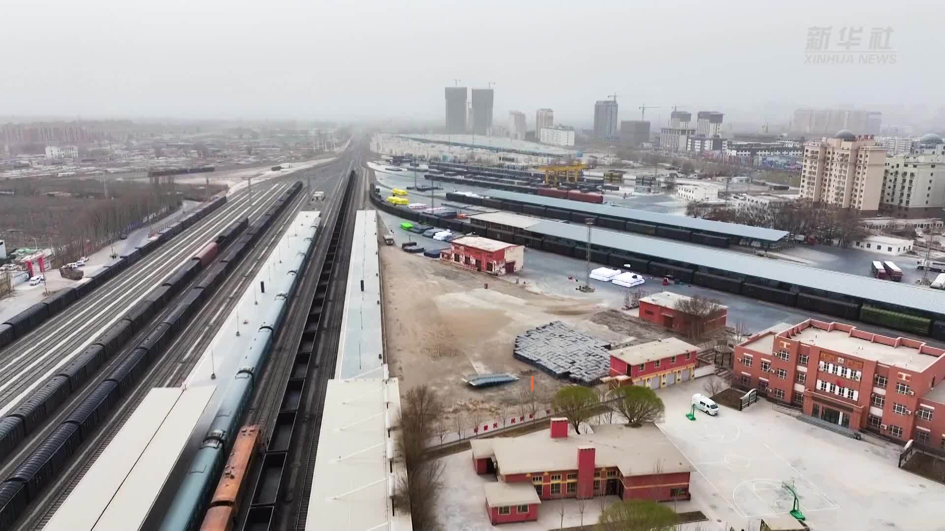 新疆铁路开辟“绿色通道”助力春耕备耕