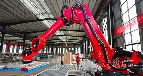 工作人员正在调试工业机器人。 大江网视觉江西邓龙华摄
