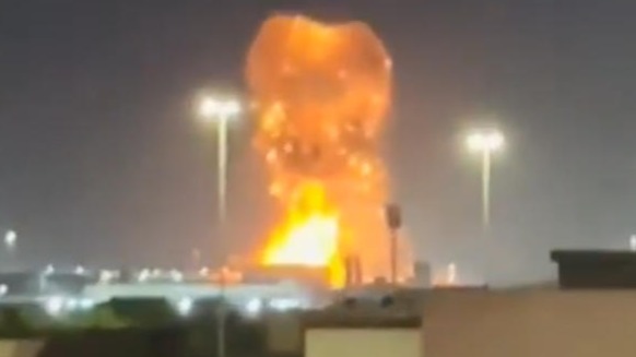 伊朗导弹袭击沙特首都，巨大火球腾空而起