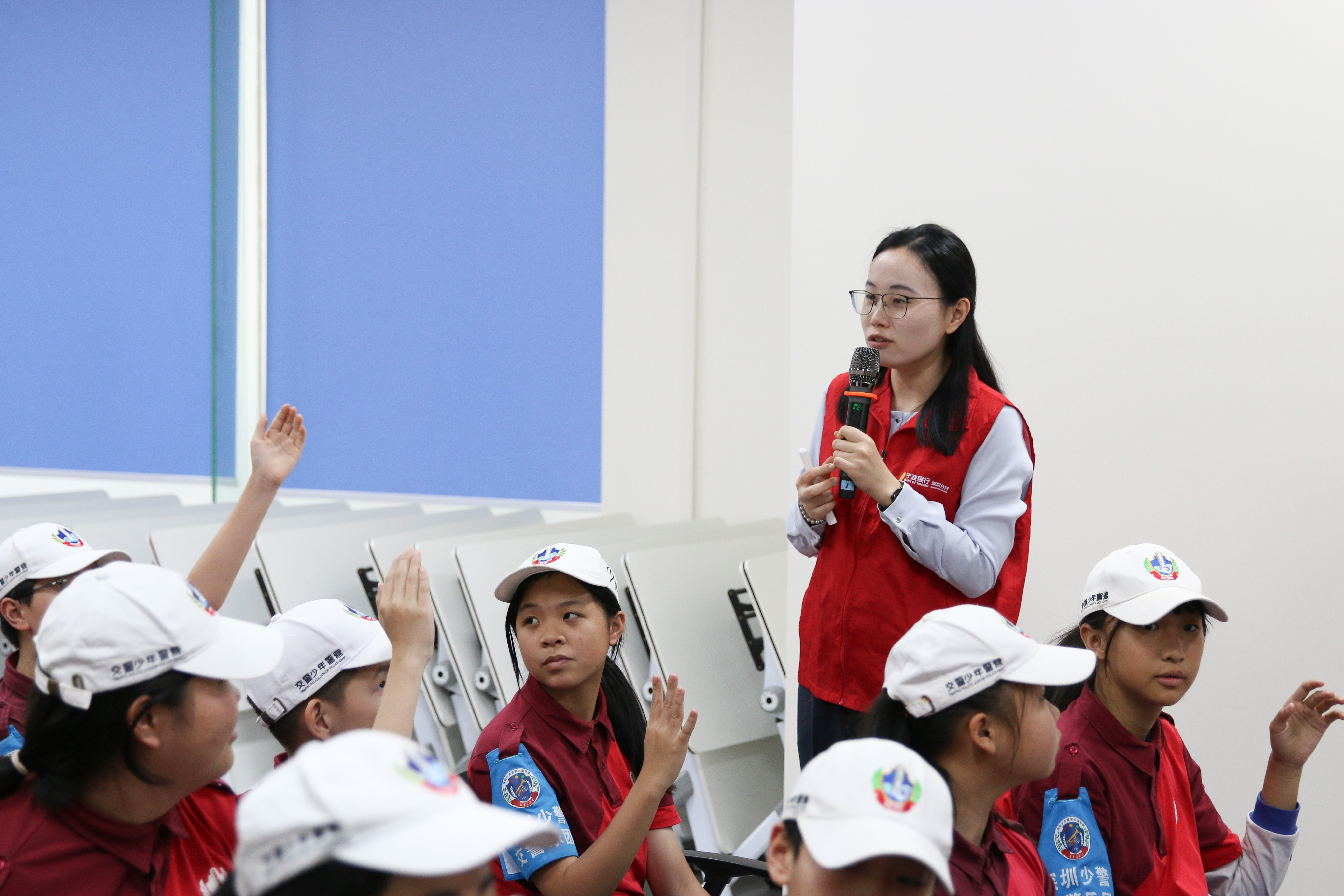 少警与特邀教官积极互动