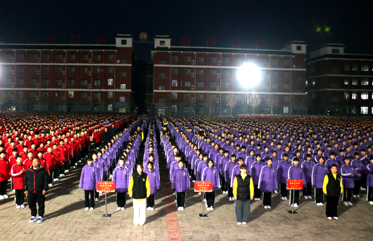 少林小龙武校举行“植绿护绿美校园，心系家国练硬功”主题升旗仪式