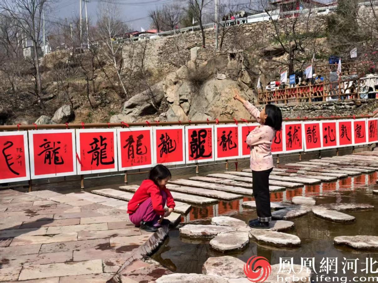 棋盘山上的杏花溪畔,孩子们尽情玩耍 安博宇摄