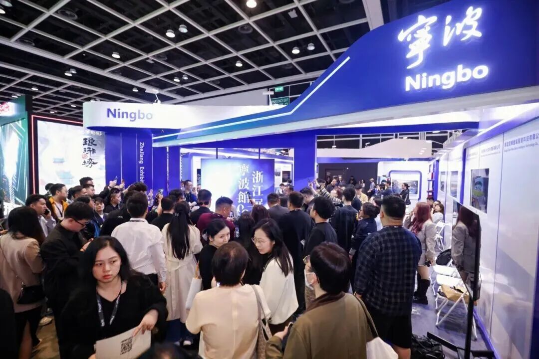 现场举行的签约环节，宁波2大项目相继敲定，成为甬港影视合作、宁波影视出海的重要成果。象山影视城与福建中际影视签约影旅合作项目就是其中之一，双方将聚焦“影视+文旅”融合，构建从内容生产到旅游消费的产业闭环，打造影视文旅新地标。