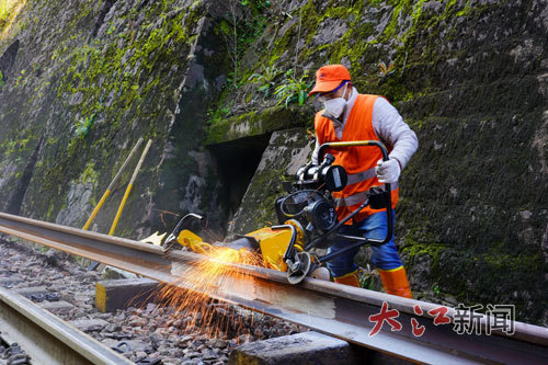 3月13号，施工人员正在打磨钢轨。黎鹏飞摄
