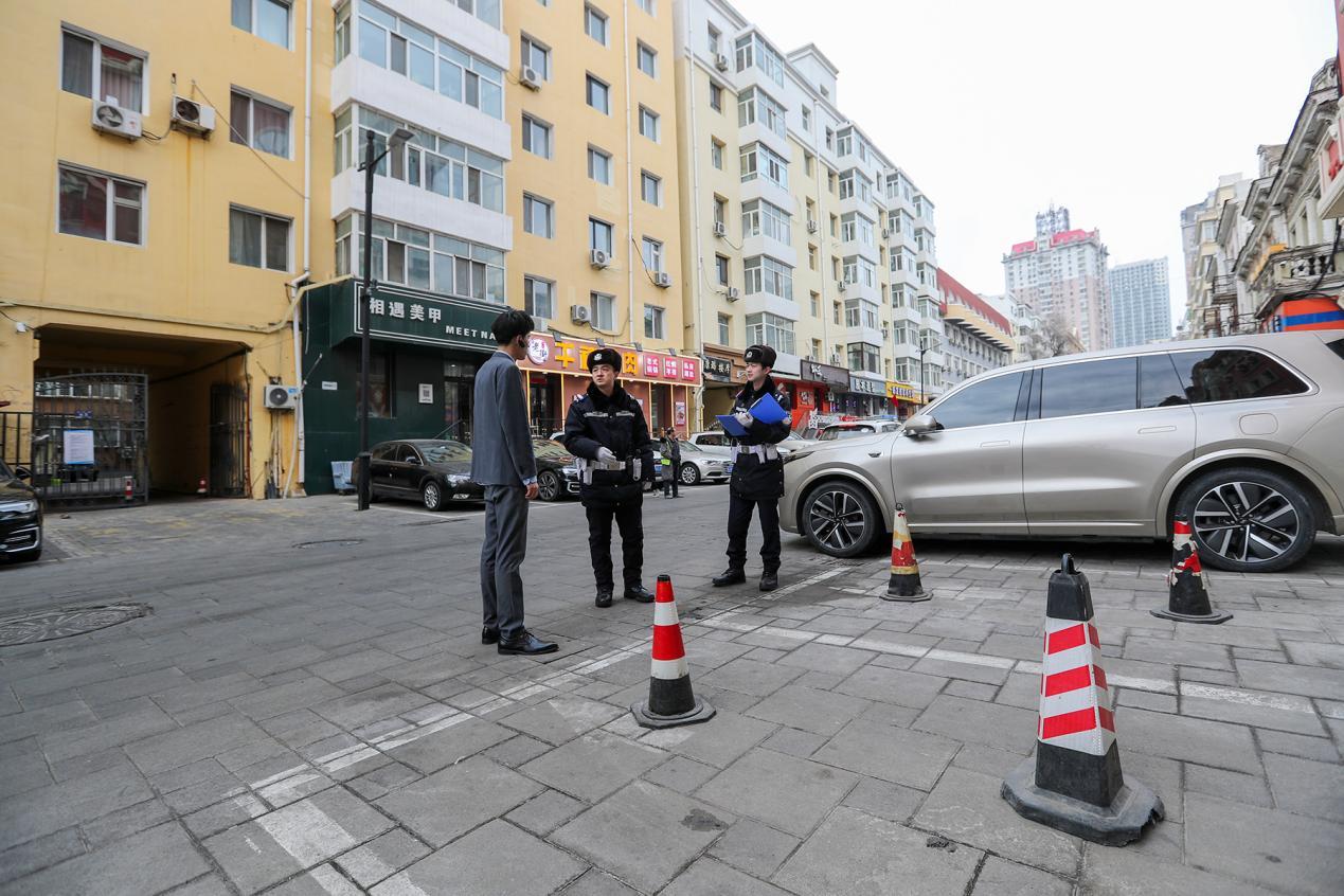 交管支队民警辅警深入街巷清理私设挡车桩