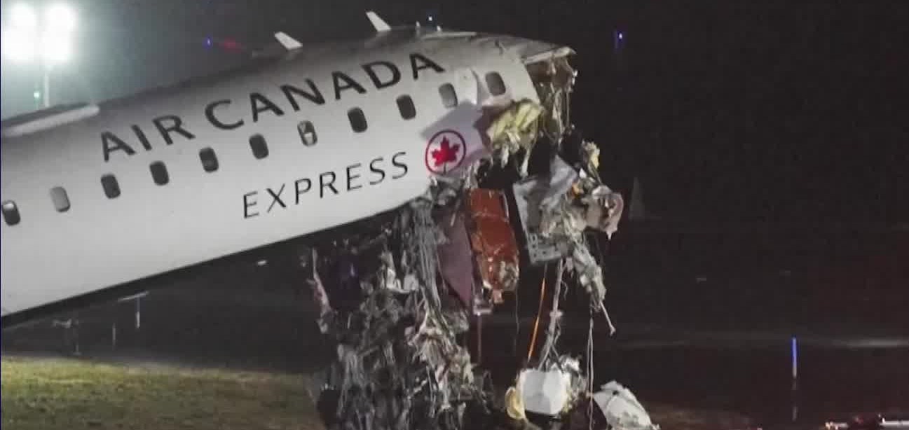 美国纽约机场客机与消防车相撞