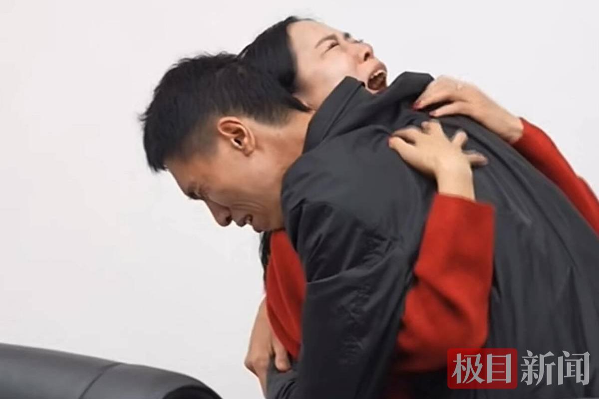 为了此次见面，李林22日就赶到了南昌，还准备了鲜花、蛋糕和锦旗。李林表示，想亲口喂弟弟吃蛋糕。