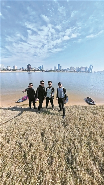 冲浪爱好者汇聚赣江边