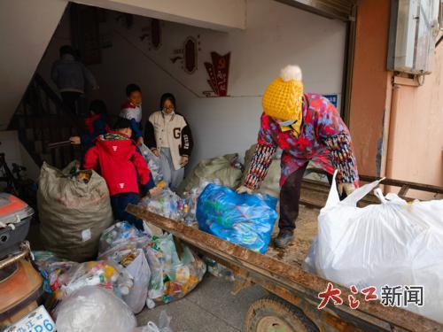 学生们到社区、公园等地收集塑料瓶或易拉罐。（彭芳芳供图）